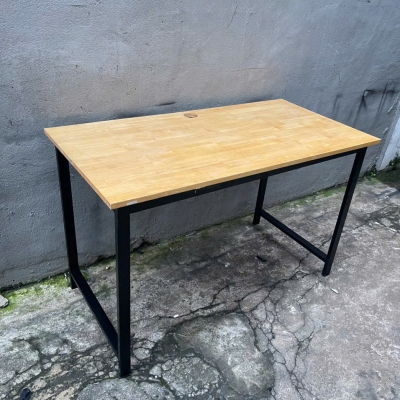 bàn làm việc gỗ cao su 1m2