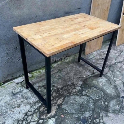 bàn làm việc mặt gỗ cao su 1m